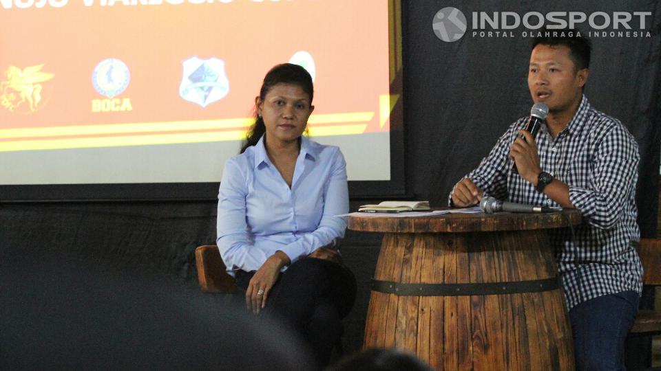 Sonny Agus Santoso (kanan) dan Belinda Siahaan dalam jumpa pers tentang seleksi pemain muda untuk memperkuat Pro Duta di ajang Viareggio Cup 2015. 